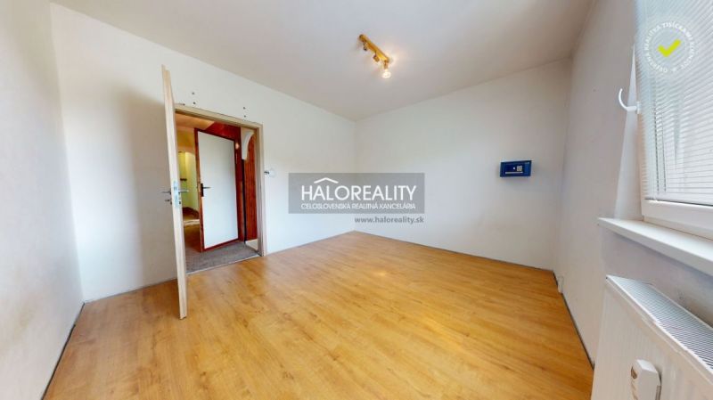 Helles Zimmer mit Holzboden in einer 3-Zimmer-Wohnung.