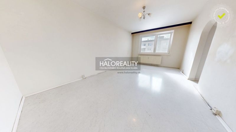 Geräumiges Zimmer mit weißem Boden in einer 3-Zimmer-Wohnung, helle Wände und Fenster.