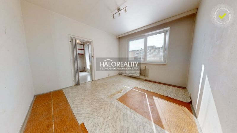 Ein Zimmer in einer 3-Zimmer-Wohnung mit Fenster, Holzboden, leerer Raum.
