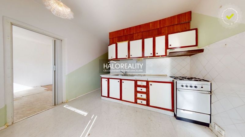 Küche mit Herd und Schränken in einer 3-Zimmer-Wohnung, Boden mit Bodenbelagdekor.