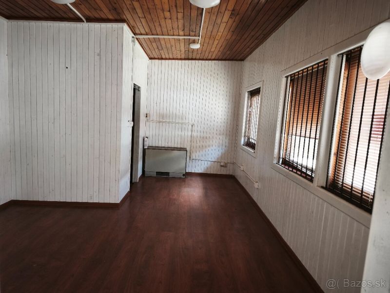 Gewerberäume mit einem Boden in Holzoptik und Wänden mit Lamellenverkleidung.