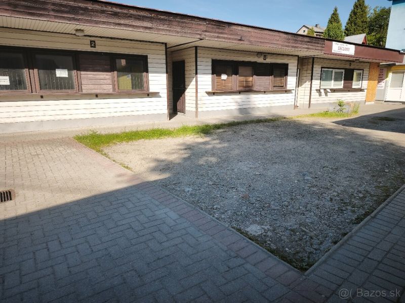 Geschäftsräume in Turzovka mit einfacher Fassade und gepflastertem Zugang.