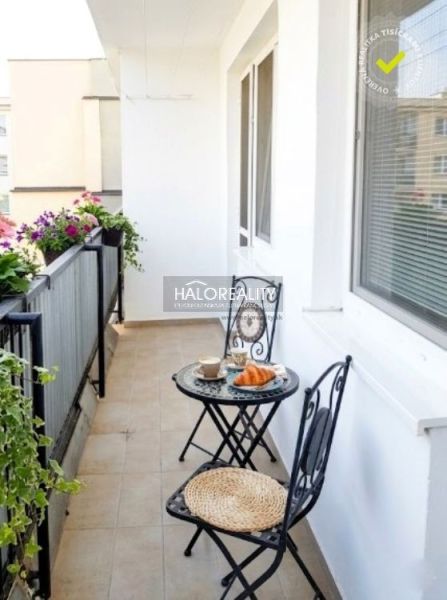 Ein Balkon mit Blumen und Sitzgelegenheiten in einer 3-Zimmer-Wohnung in Trnava.