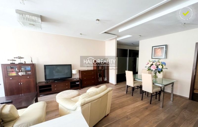 Ein Wohnzimmer mit Holzboden in einer 3-Zimmer-Wohnung, familiäre Atmosphäre.