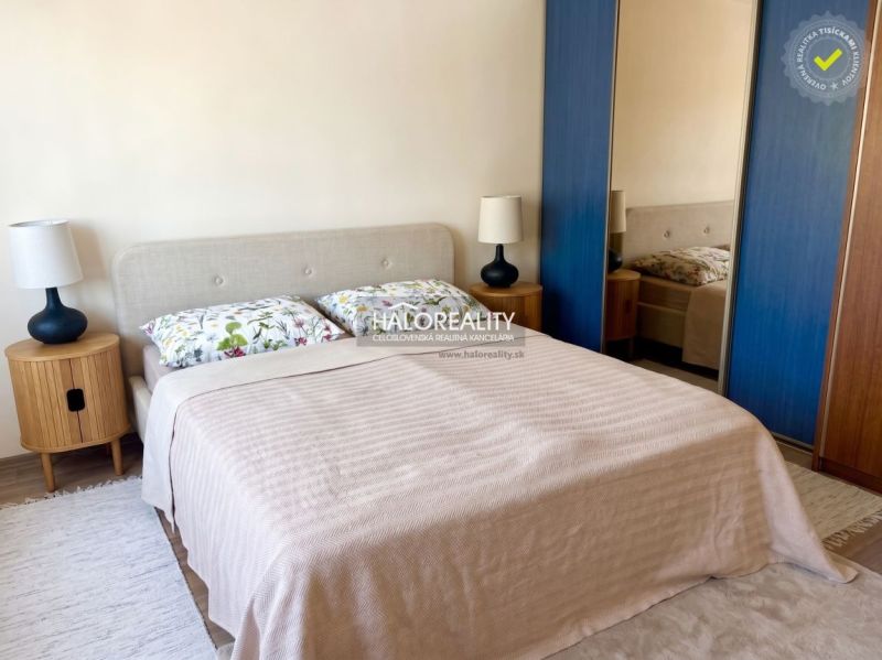Schlafzimmer mit Spiegelschrank in einer 3-Zimmer-Wohnung mit Holzboden.