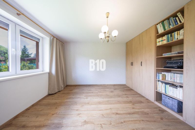Einfamilienhaus mit Holzboden und eingebautem Bücherregal.