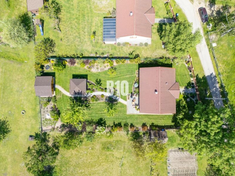 Ein Einfamilienhaus in Bílkova Humence mit einem großen Garten und ordentlich angeordneten Räumen.