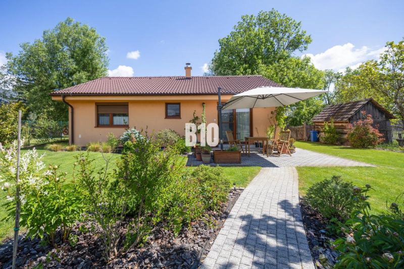 Ein Einfamilienhaus in Bíkové Humence mit Terrasse, Garten und angenehmem Grün.