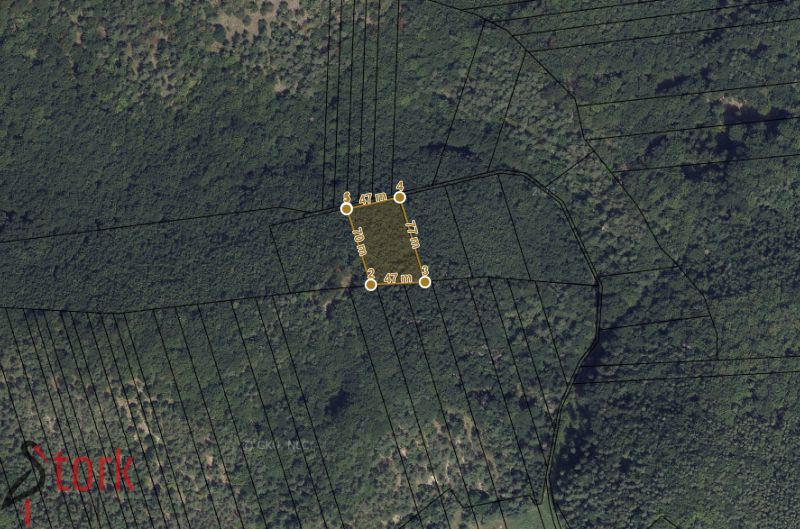 Luftaufnahme von landwirtschaftlichen und forstwirtschaftlichen Flächen in der Region Rajecká Lesná, Parzellenaufteilung.
