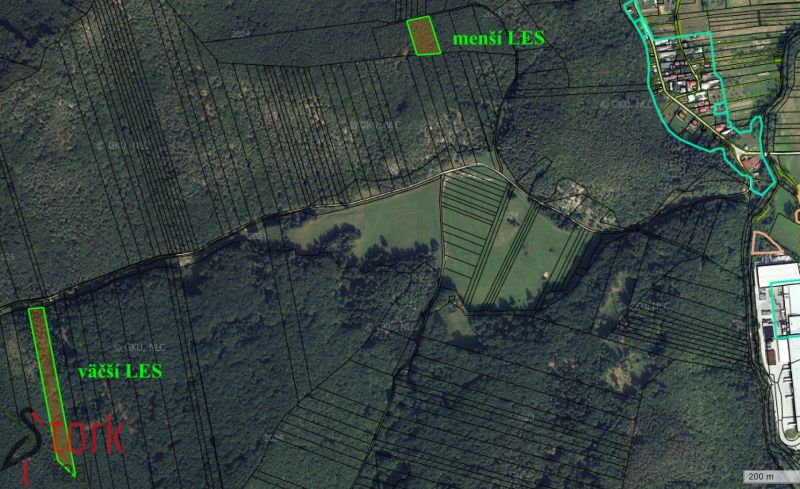 Eine Luftkarte zeigt landwirtschaftliche und forstwirtschaftliche Flächen im Gebiet von Rajecká Lesná.