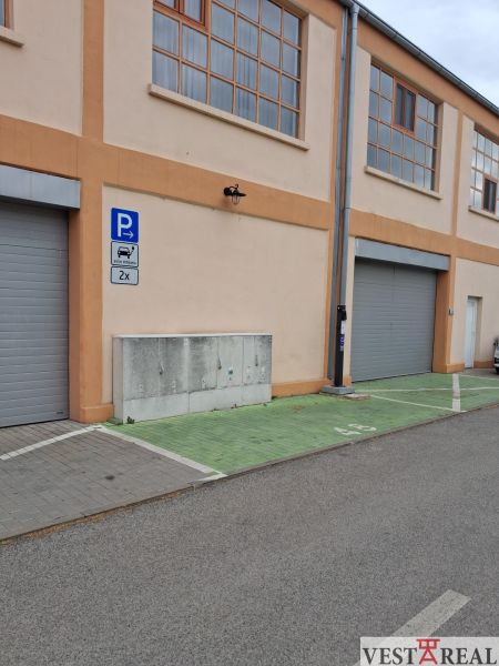Parkplätze bei Lagerhäusern und Hallen in der Coburgova-Straße in Trnava.