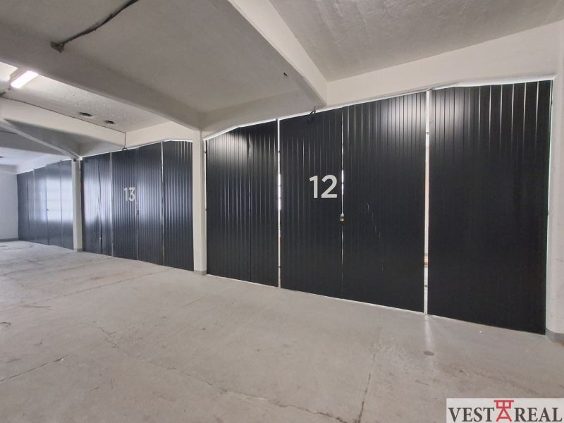 Metalltore mit Nummerierung in den Räumlichkeiten Lager und Hallen, Coburgova, Trnava.