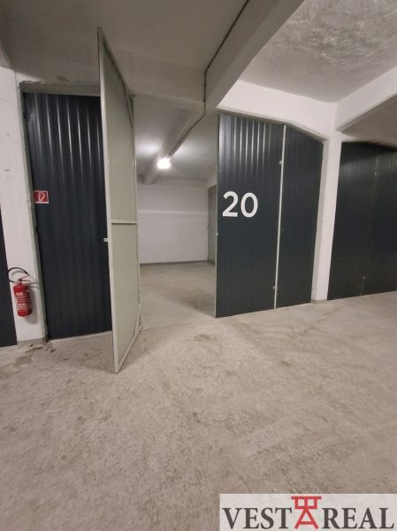 Offene Lagertür mit der Nummer 20 auf einem Boden mit Betondekor in Lagerhallen.