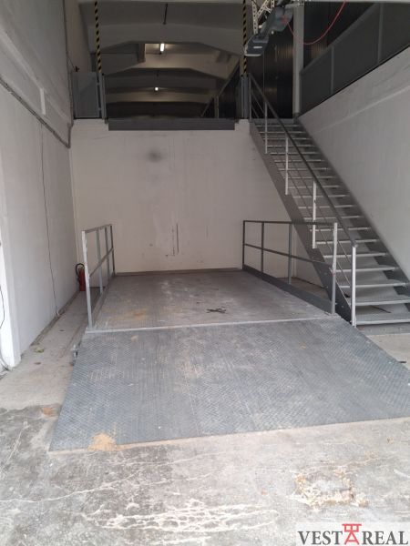 Interieur von Lagern mit Rampe und Metalltreppe; Lager und Hallen.
