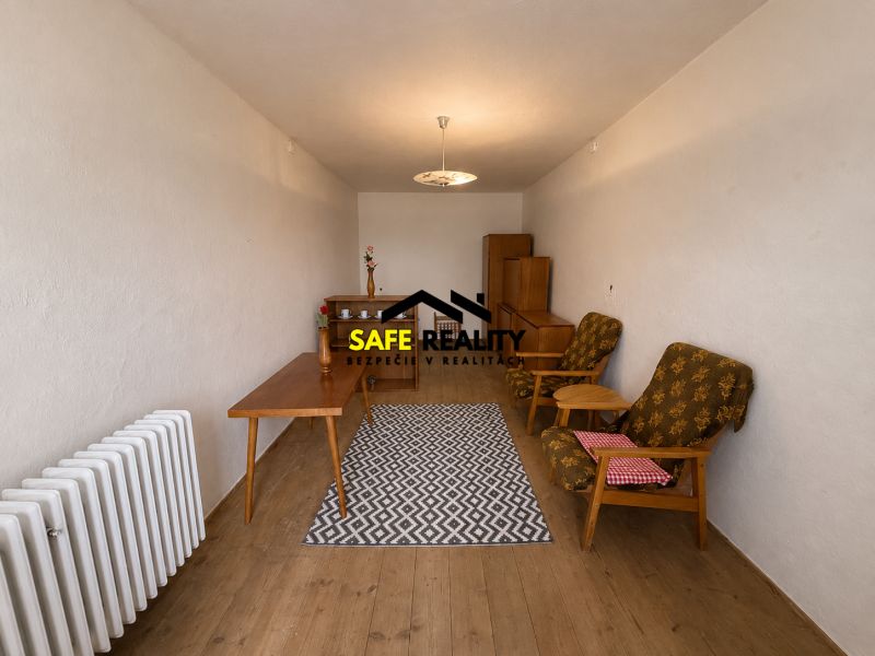 Wohnzimmer in einem Einfamilienhaus mit Holzboden und Vintage-Möbeln.