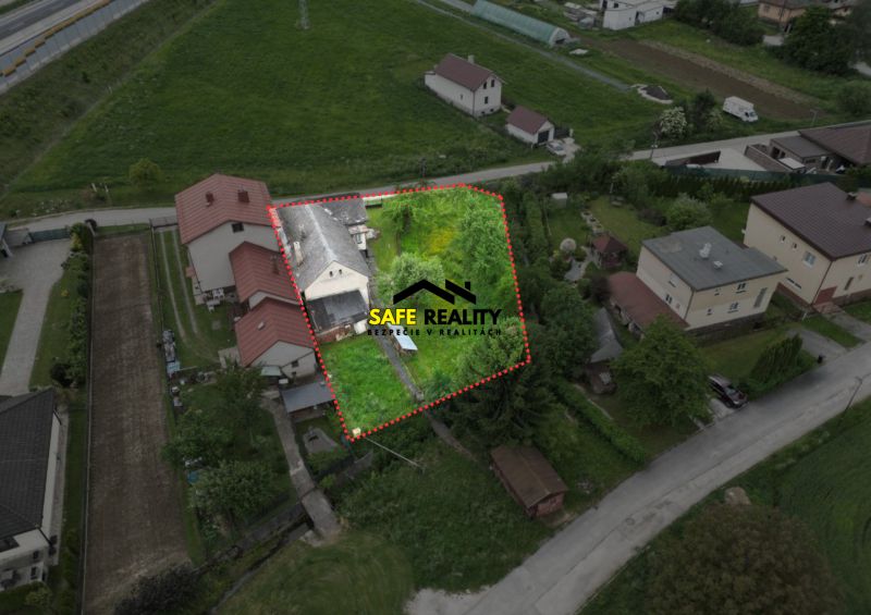 Luftaufnahme eines Grundstücks mit Einfamilienhaus in Žilina, umgeben von benachbarten Gärten.