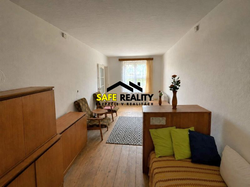 Innenraum eines Einfamilienhauses mit Holzmöbeln, Boden mit Holzdekor, Dekorationen.