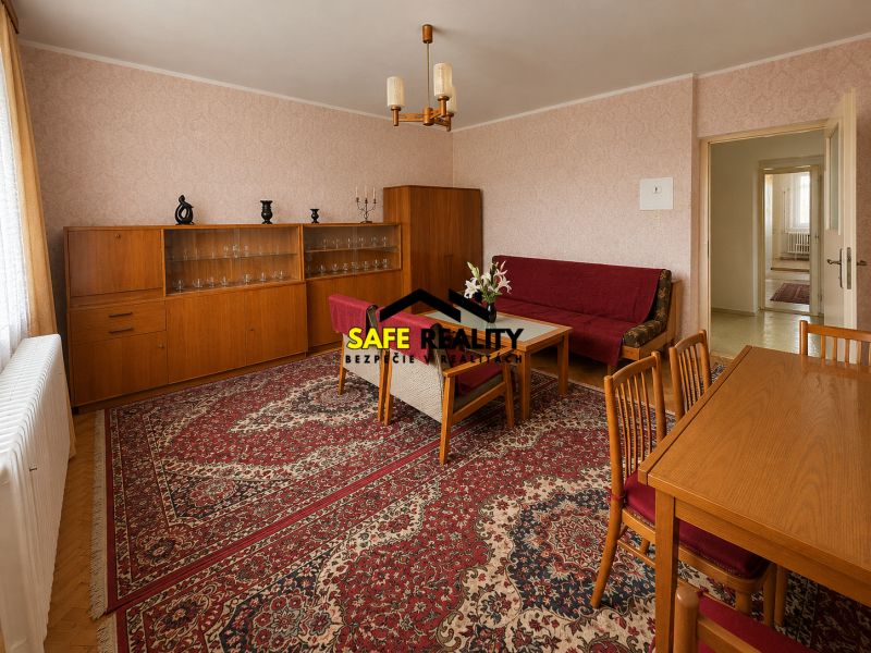 Wohnzimmer in einem Einfamilienhaus mit Holzdekor, Retro-Möbeln und einem orientalischen Teppich.