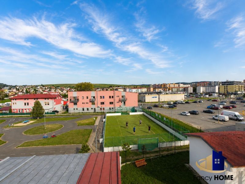 General-M. R. Štefánik-Straße in Kežmarok, Außensportanlage mit Park und Parkplätzen.