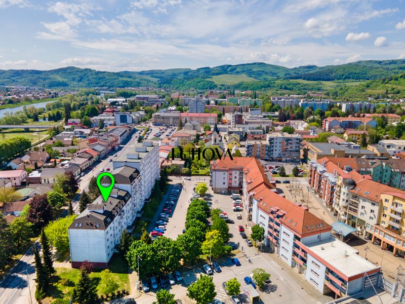 Púchov, Mudroňova Straße: Luftaufnahme von Wohn- und Geschäftsgebäuden in der Umgebung.
