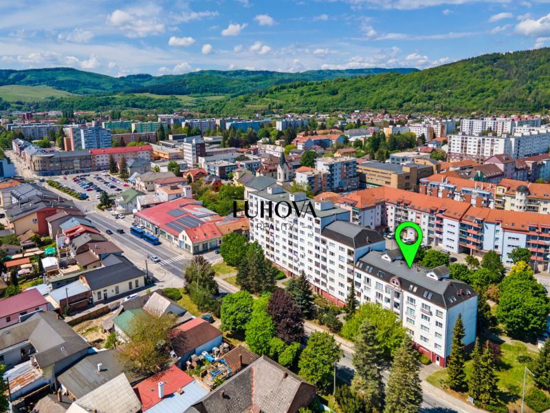 Luftaufnahme von Púchov und der Mudroňova-Straße zeigt Wohngebäude und Grünflächen.