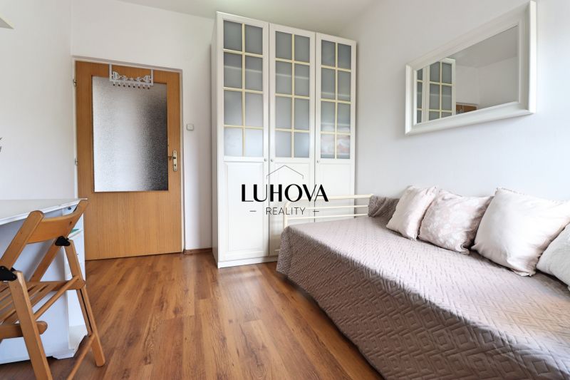 Helles Wohnzimmer in einer 2-Zimmer-Wohnung mit Holzboden und Sofa.