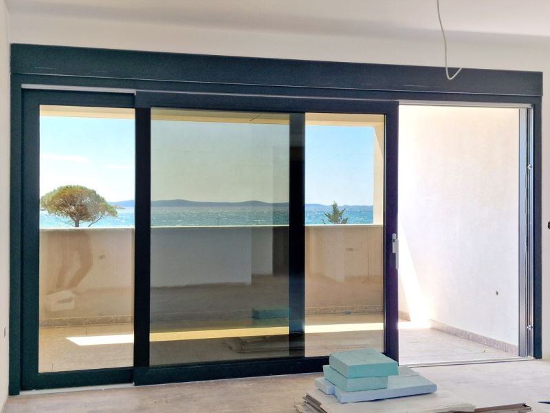 3-Zimmer-Wohnung mit Terrasse und Meerblick, Boden mit Holzdekor.