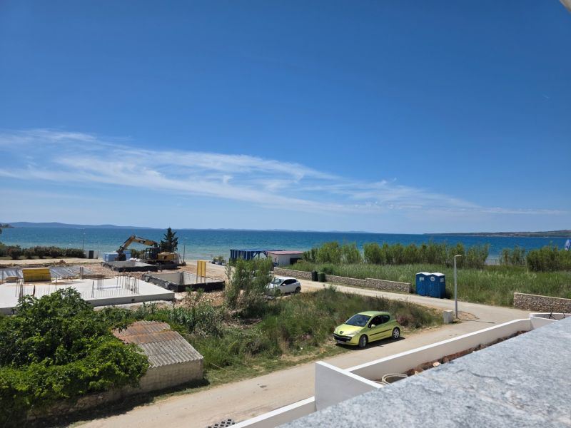 Ein Standort am Meer mit Blick auf das ruhige blaue Wasser in der Stadt Privlaka.