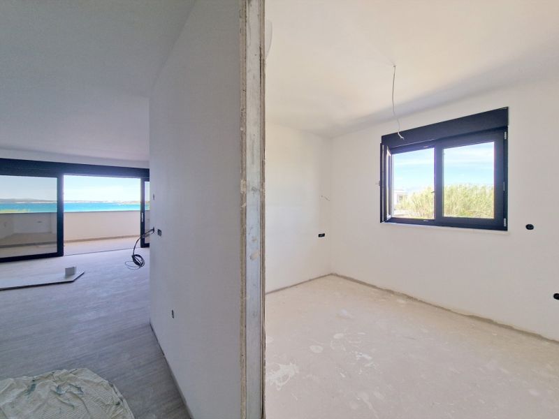Teilweise fertiggestellte Innenausstattung einer 3-Zimmer-Wohnung mit Meerblick, Boden mit Holzdekor.