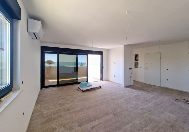 Geräumiger Wohnbereich mit Holzboden in einer 3-Zimmer-Wohnung.