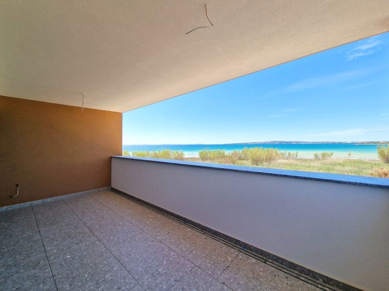 Balkon mit Blick auf den Strand und das Meer in einer 3-Zimmer-Wohnung in Privlaka.