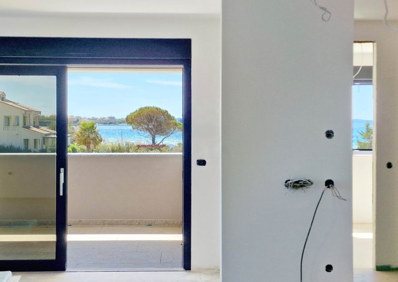 Blick aus einer 3-Zimmer-Wohnung auf das Meer mit Bäumen und Häusern in Privlaka.