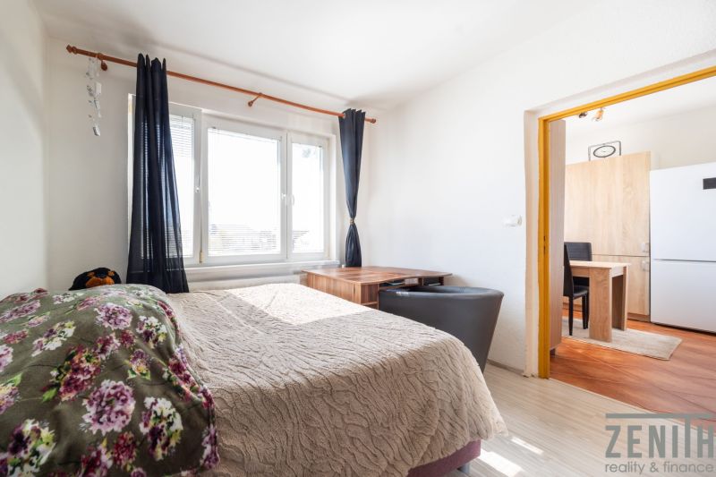 Helles Zimmer in einer 3-Zimmer-Wohnung mit Bett und geräumigem Fenster.