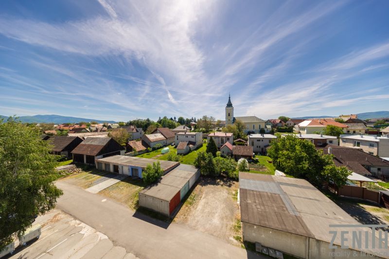 Szenerie in Očová mit Blick auf die Dächer der Häuser und die Kirche.