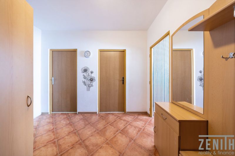 Eingangsflur in einer 3-Zimmer-Wohnung mit praktischen Möbeln und Wanddekoration.