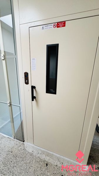 Die Tür des Personenaufzugs in einer Einzimmerwohnung mit Teppichboden.