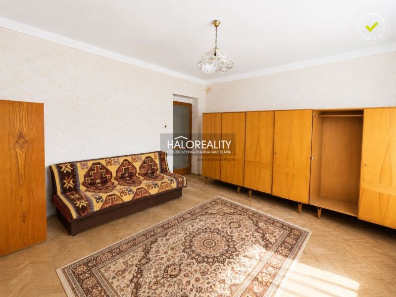 Wohnzimmer mit Teppich und Möbeln, Holzboden in einem Einfamilienhaus.
