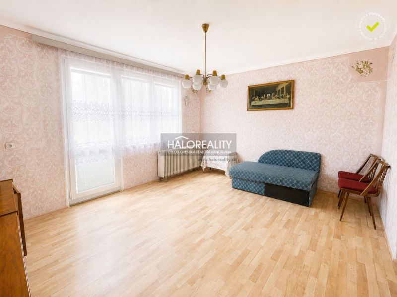 Wohnzimmer mit Holzboden und Möbeln in einem Einfamilienhaus.