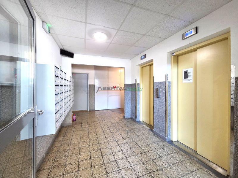 Eingangshalle mit Briefkästen und Aufzügen in der Ipeľská-Straße in Podunajské Biskupice.