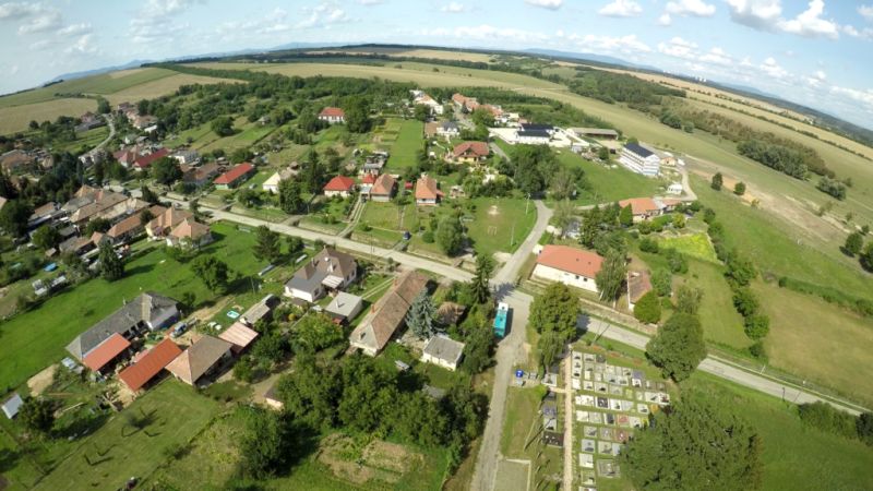 Luftaufnahme von landwirtschaftlichen und forstwirtschaftlichen Flächen in der Stadt Lula mit ländlicher Landschaft.