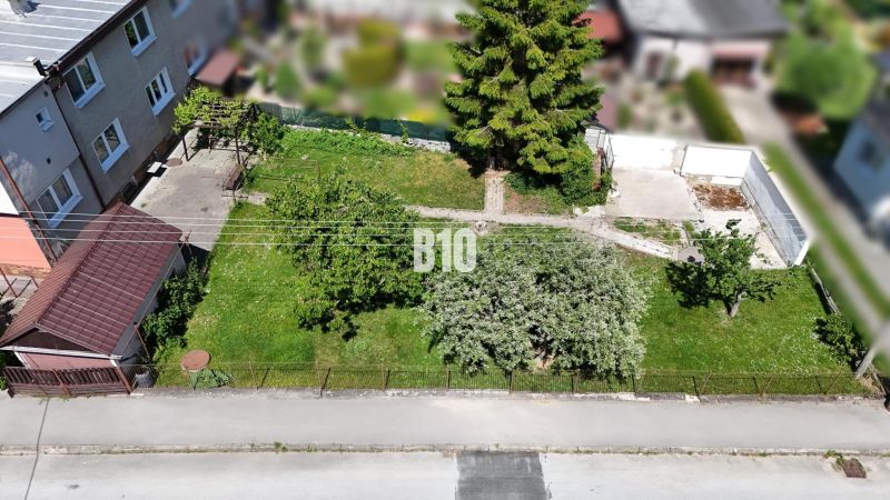 Garten bei einem Einfamilienhaus in Martin mit Grünflächen und befestigten Flächen im Hof.