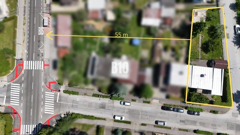 Luftaufnahme eines Grundstücks an der Straße in Martin mit angrenzendem Gehweg.