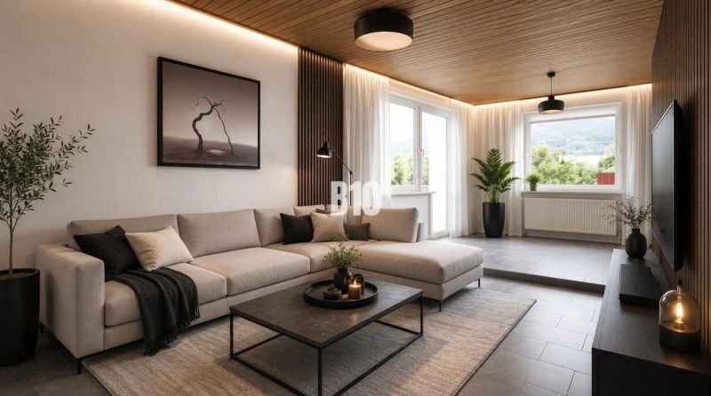 Ein stilvolles Wohnzimmer in einem Einfamilienhaus mit einem bequemen Sofa und Blick in die Natur.