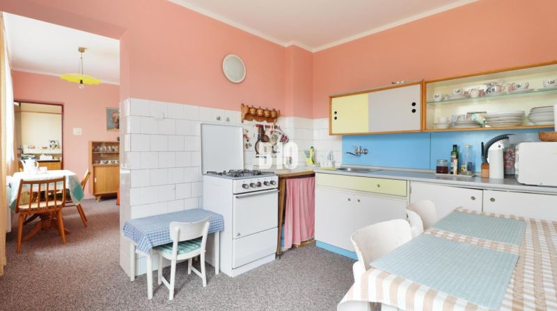 Küche in einem Einfamilienhaus mit Retro-Möbeln, bunte Schränke, Esstisch.