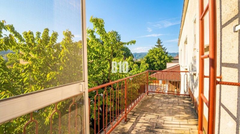 Balkon in einem Einfamilienhaus mit Blick ins Grüne in Martin.