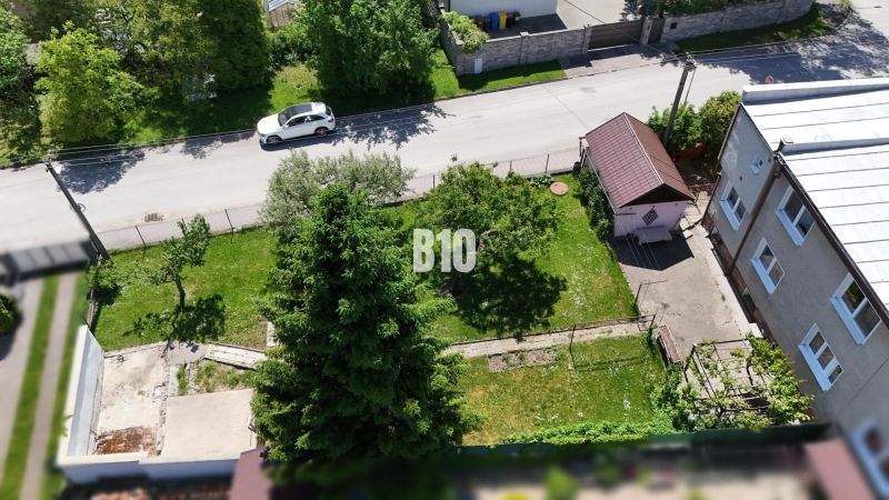 Ein Einfamilienhaus in Martin mit einem weitläufigen Garten und Bäumen neben einer ruhigen Straße.