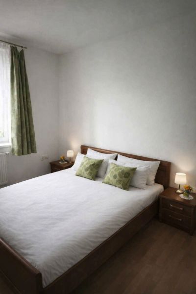 Ein Schlafzimmer in einem Einfamilienhaus mit einem Doppelbett, einem Boden in Holzoptik und dekorativen Kissen.