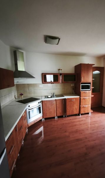 Küche mit Holzdekor, Einbaugeräte und Eckschränke in einem Einfamilienhaus.