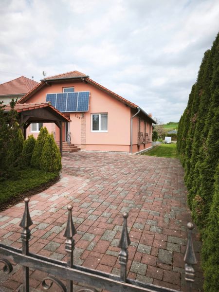 Ein Einfamilienhaus in Martin nad Žitavou in der Hauptstraße mit Solarpaneelen und gepflastertem Hof.
