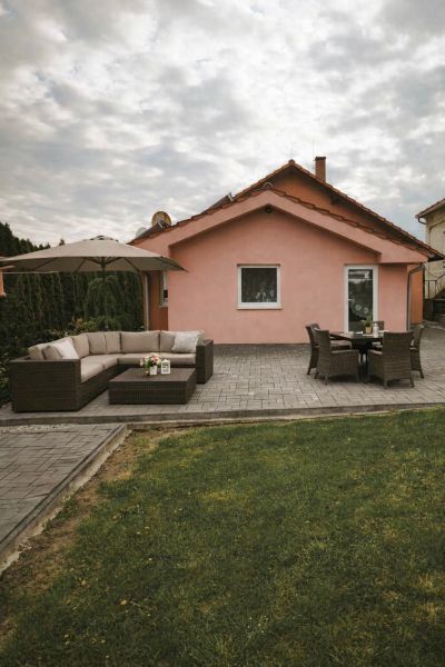 Einfamilienhaus in Martin nad Žitavou in der Hauptstraße mit Terrasse und Gartensitzbereich.